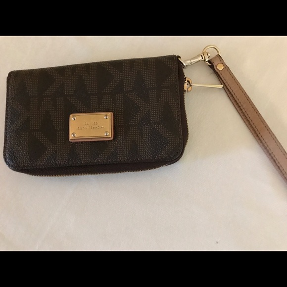 Michael Kors Handbags - Michael Kors Wallet Clutch Phone Holder Signature